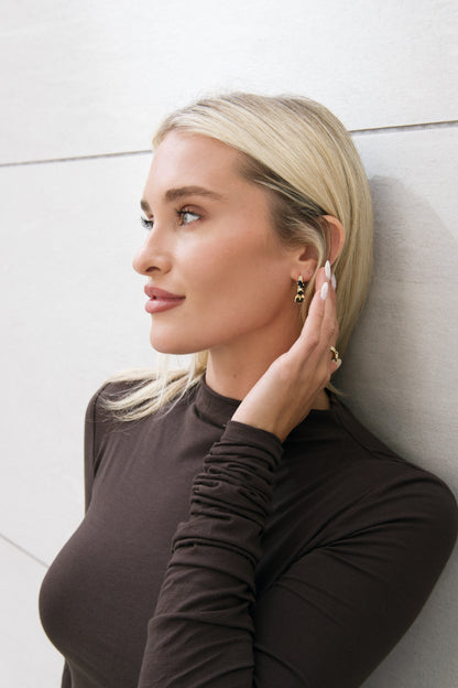THE ONYX EARRINGS GOLD