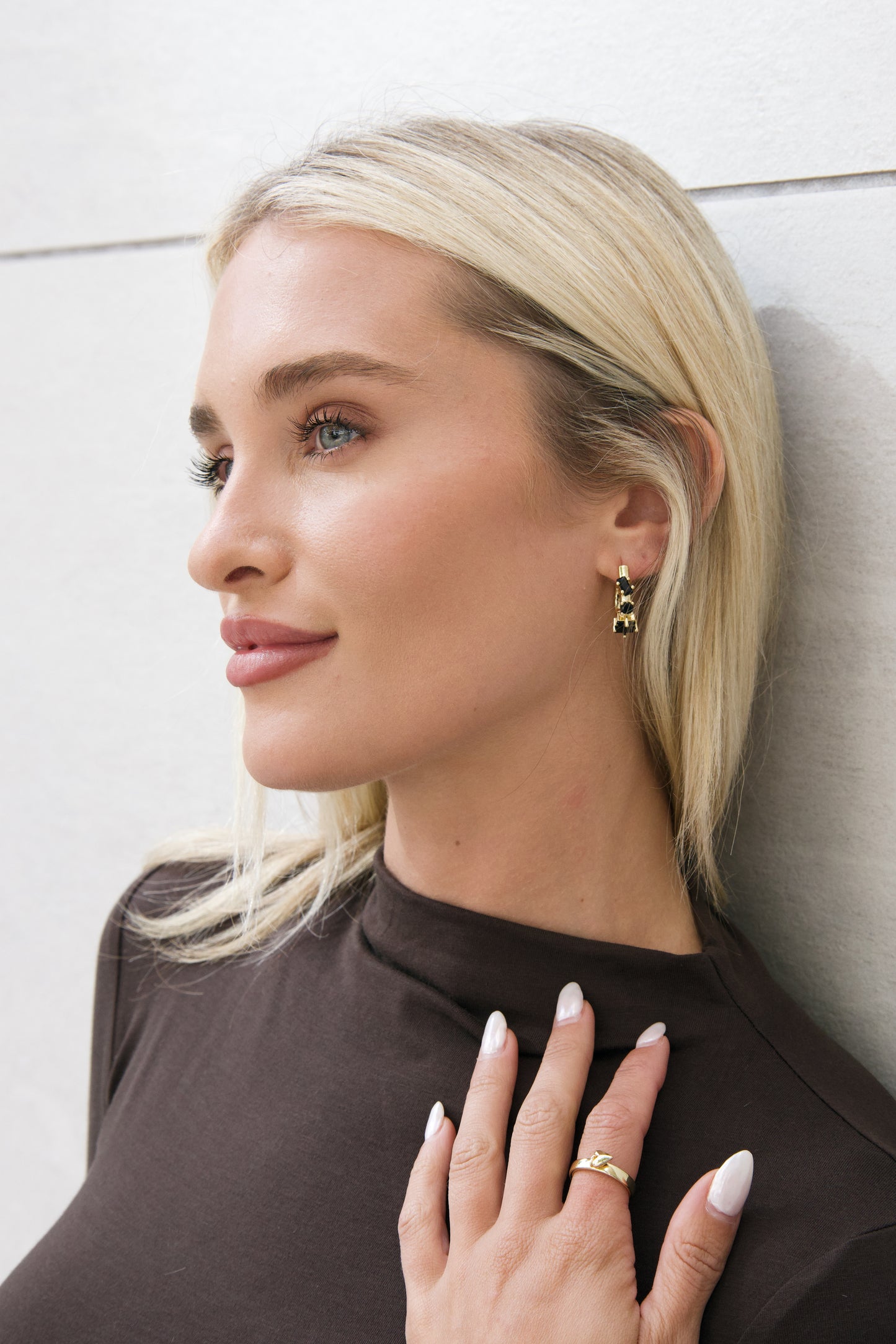 THE ONYX EARRINGS GOLD